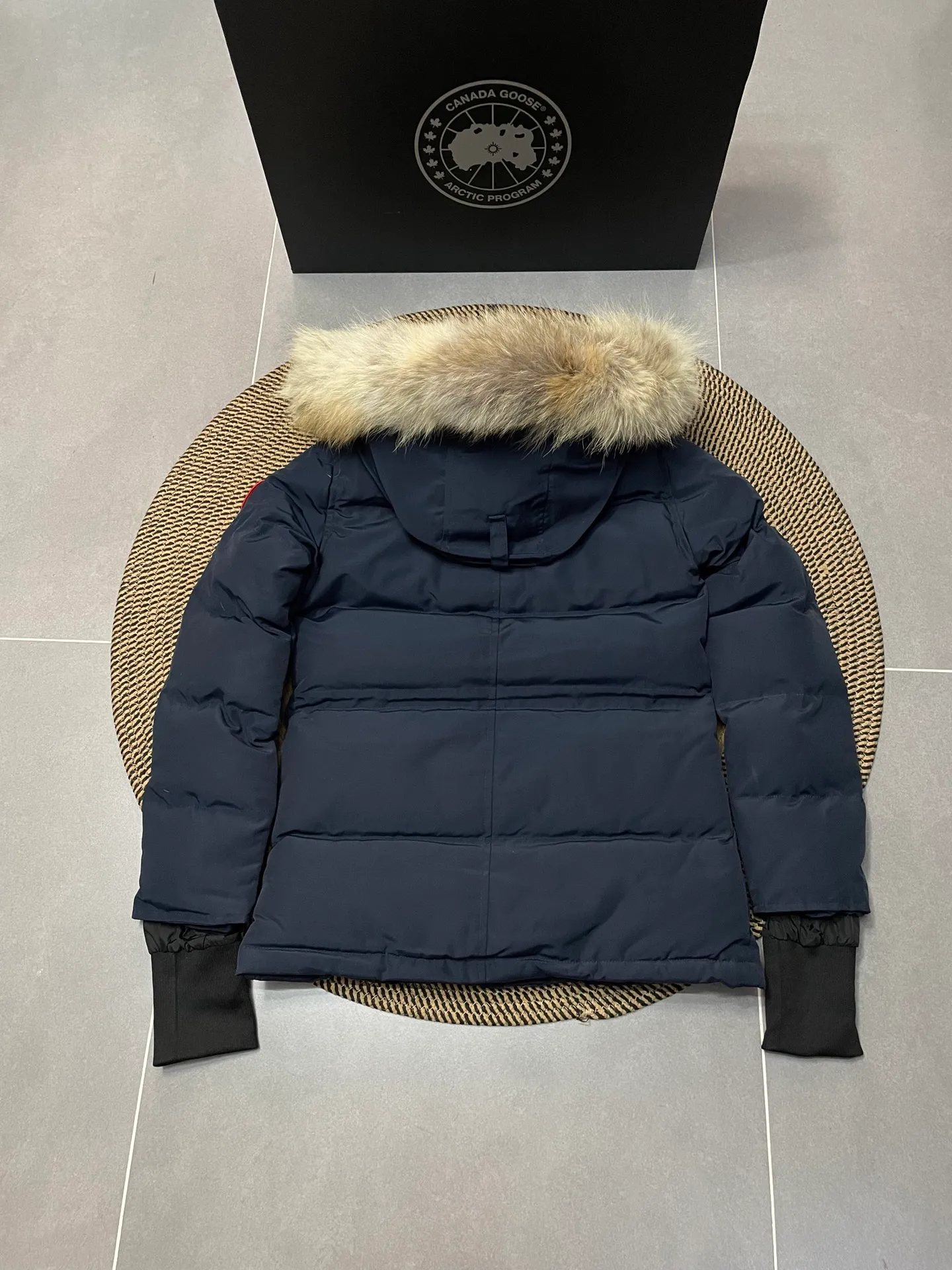 P880 Navy Blue Canadian CANADA GOOES 04 Style/Women's Style. Canada Goose is the Rolls-Royce of down jackets. Both Arctic and Antarctic scientific expedition teams and others choose Canada Goose as their cold-proof equipment.  ➖ Industry-leading anti-counterfeiting chip sensing.  ➖ Imported Behringer embroidery machines and customized embroidery labels, the highest level and industry leading.  ➖ Imported Korean 21-count polyester-cotton blended original fabric, TC85 waterproof coated fabric, water-repellent, windproof and wear-resistant.  ➖ The new national standard 80 white duck down is filled with an average of 520 grams of down. The amount of down filled is industry-leading.  ➖ 100% nylon lining with double double-layer sealing design to prevent velvet running, and seamless thread design on the cuffs!  ➖ Western Canadian Green Wolf Collar.  ➖ Yoshida YKK provides original factory-customized electroplated sliders. YKK two-way lockable zippers are tight and smooth and do not peel off paint.  ➖ 3M composite Velcro is durable and the accessories and hardware are all custom-made. Only for the purest goose, the most dedicated, the most professional, the highest quality, the highest cost performance!    SIZE:XS-XXL